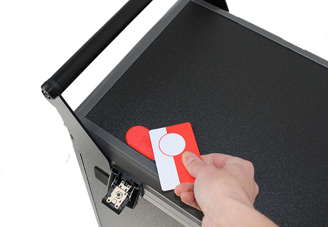 NFC-Zugang am ILLTECxCompact Charge Trolley zur sicheren Entnahme von mobilen IT-Geräten