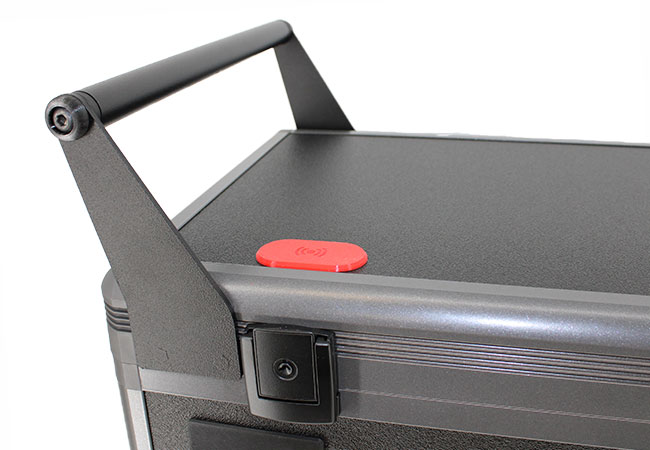 Detailansicht des NFC-Schließsystems am ILLTECxCompact Charge Trolley für kontrollierten Zugriff
