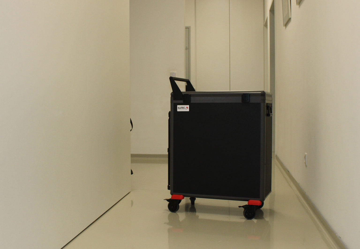 ILLTECxCompact Charge Trolley als mobile Lade- und Aufbewahrungslösung für Laptops und Tablets im Unternehmensumfeld