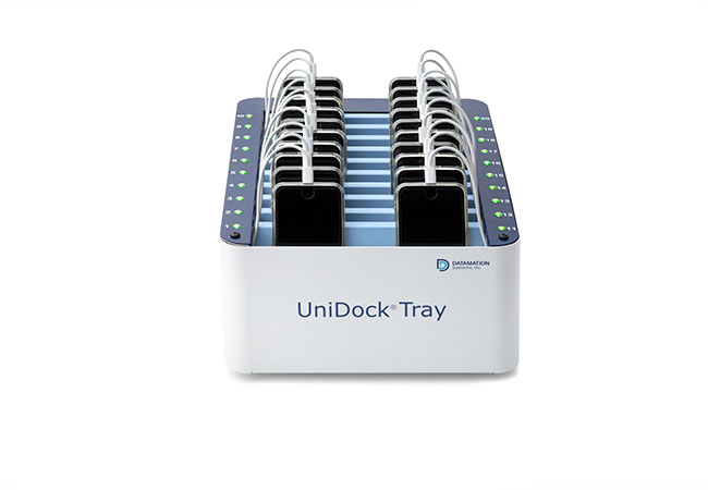 Frontansicht einer ILLTECx UniDock Tray Ladestation mit eingesteckten Smartphones und angeschlossenen Ladekabeln.